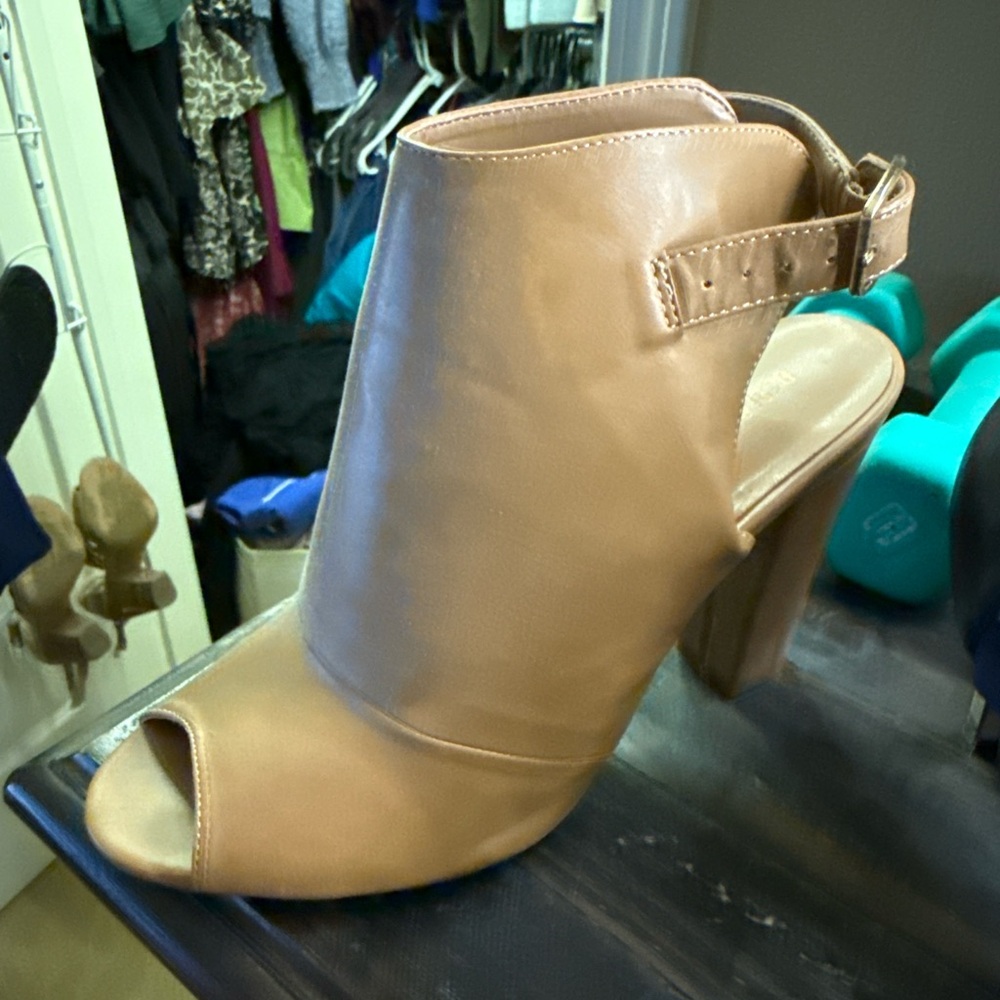 De Blossom Collection Tan Peep-Toe Heeled Boots